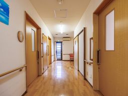 木製の扉が並ぶ廊下