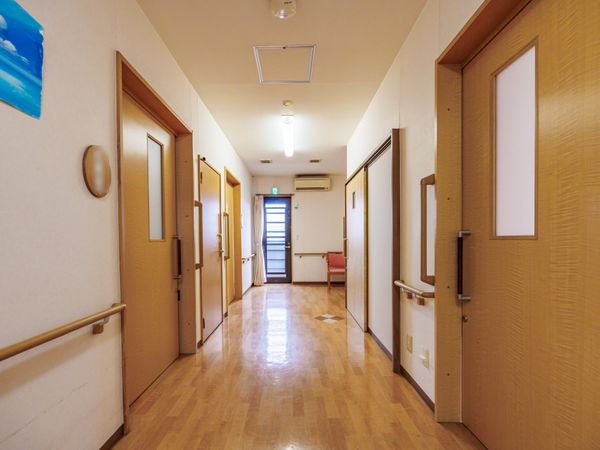 木製の扉が並ぶ廊下