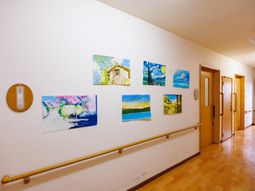 絵画が飾られた廊下