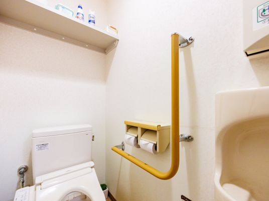 手すり付きの設備のトイレ