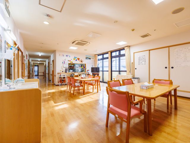 広々としたラウンジ ラウンジ 自然光が差し込む快適なラウンジです。複数の椅子やテーブルがあり、自由な時間を過ごせます。