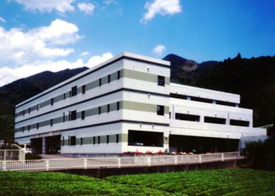 山に囲まれた建物外観