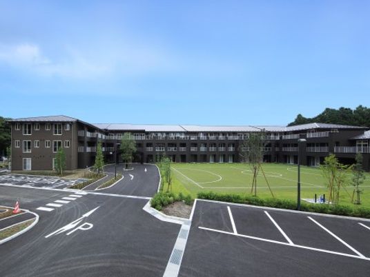 緑豊かな広々とした中庭