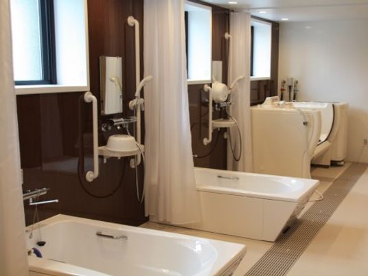 バリアフリー設計の浴室