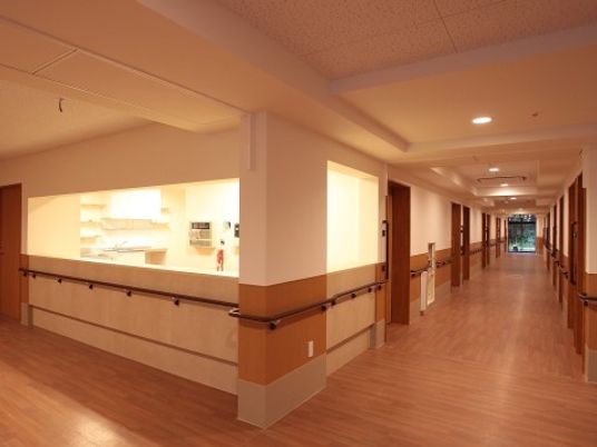 明るい廊下の風景