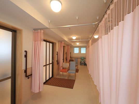  明るい個室の廊下 