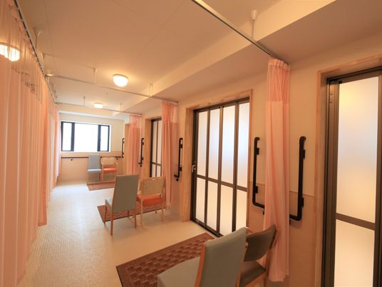  廊下の明るく広々とした空間  