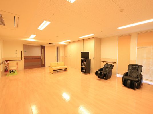  明るい共有スペース全景  