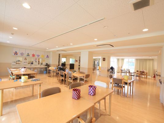 明るい共有ダイニング空間 