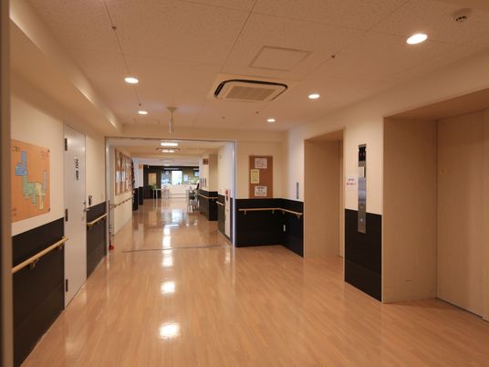  清潔感ある綺麗な廊下  