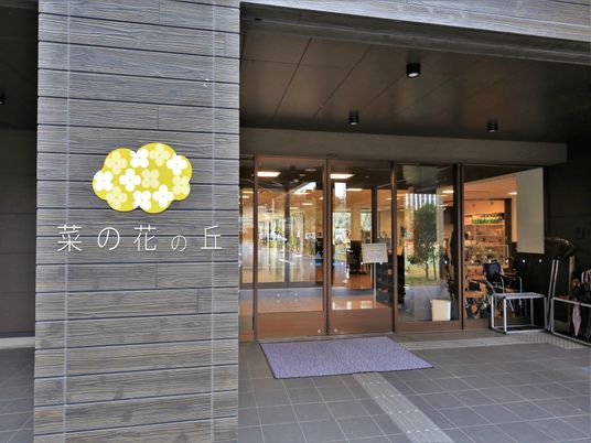  明るいエントランスの風景 