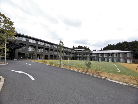  広々とした施設の外観  