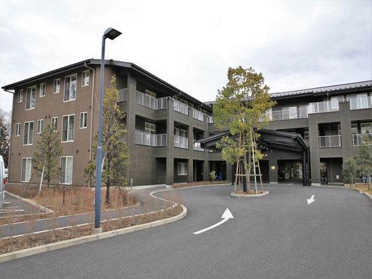  広々した施設の外観  