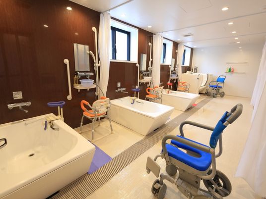  洗練された清潔な浴室  