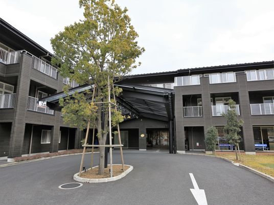  清潔感のある施設入口  