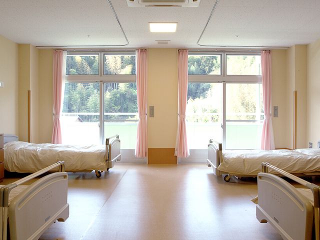 明るい寝室の居室 居室 広々とした大きな窓から自然光がたっぷり入る居室です。快適に過ごせる明るい空間が特徴です。