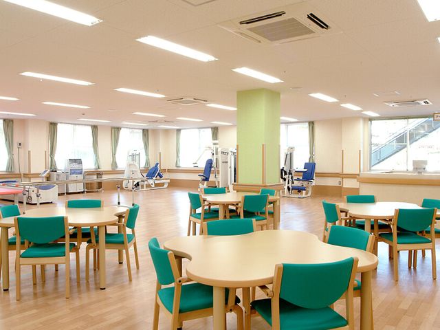 広々とした機能訓練室 機能訓練室 自然光が差し込む広々とした空間で、運動機器が充実しています。快適にリハビリが行えます。