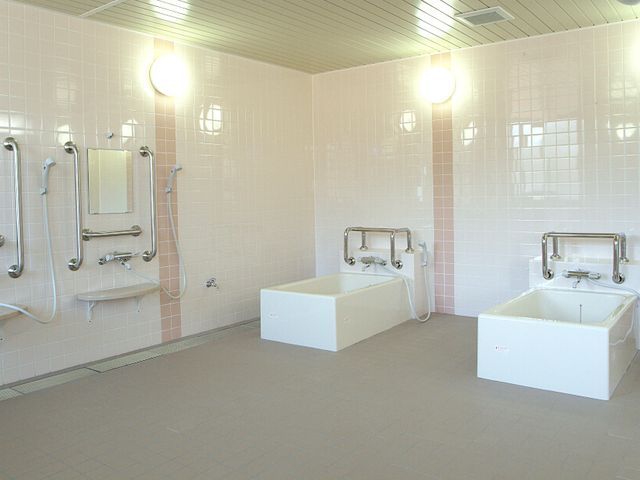 機能訓練室の浴室 浴室 明るく清潔感のある浴室です。手すりが設置されており、安全にご利用いただけます。