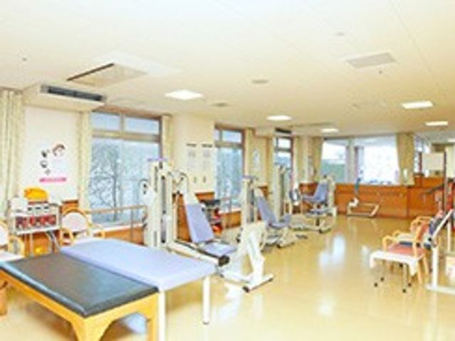 空間の広い訓練室 機能訓練室 自然光が差し込む快適な空間で、多様なリハビリ機器を使って効率的な訓練が可能です。