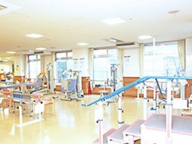 明るい機能訓練室 機能訓練室 自然光が差し込む広々としたトレーニングエリアです。快適な環境で安全に訓練できます。