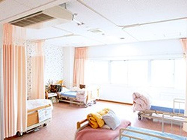 明るい空間の居室 居室   日の光が優しく差し込む明るい空間で、快適に過ごせます。プライベートを守るカーテンも完備しています。