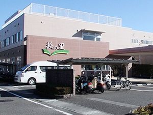 駐車場のある施設外観