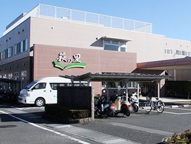 駐車場のある施設外観