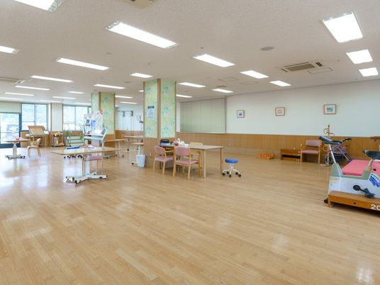 明るい機能訓練室  