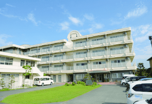 広々とした入口がある建物外観  