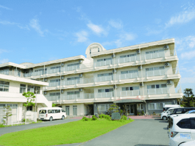 広々とした入口がある建物外観 外観   車椅子でも利用しやすい広い出入口が特徴の建物です。快適な環境が整っています。