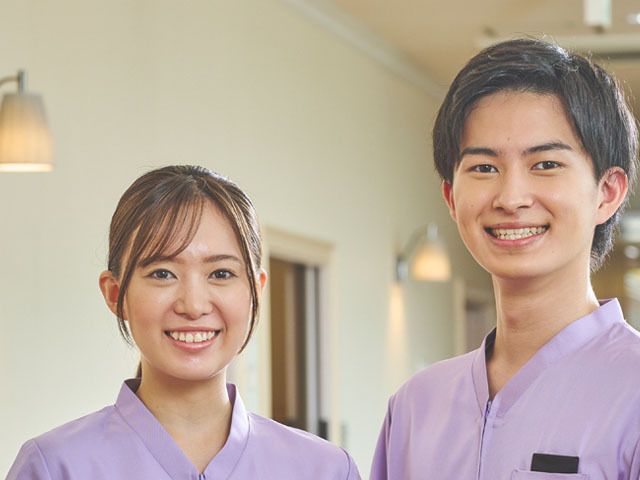 笑顔のスタッフ内観 スタッフイメージ 笑顔のスタッフがいる明るい職場です。和やかな雰囲気で働きやすさを感じられます。