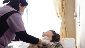 介護を受ける様子の居室  