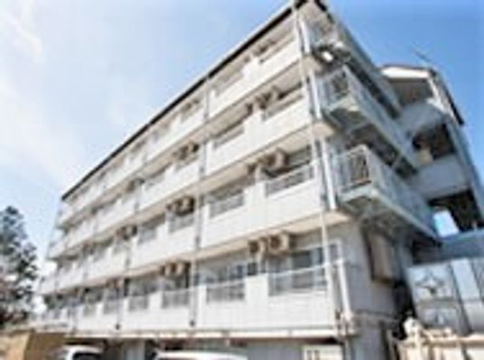 多階建ての明るい外観