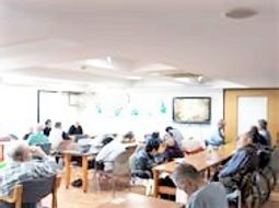 共有スペースでくつろぐ人々