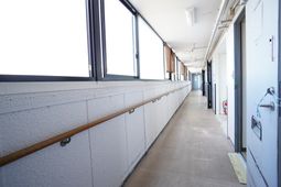 明るく清潔な廊下