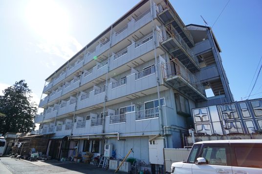 明るい日差しの建物外観