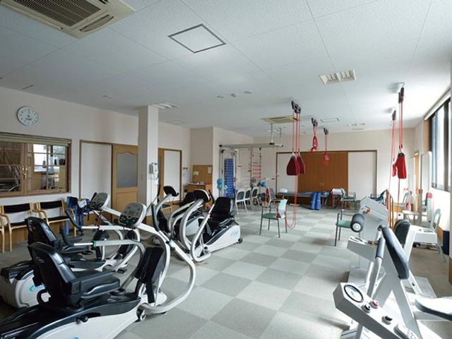 運動機器が並ぶ部屋 機能訓練室 広々とした空間で運動機器が整備されており、利用者は安全にリハビリが行えます。