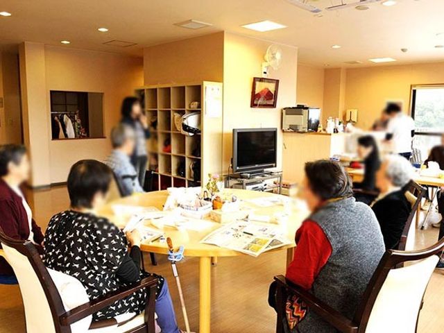 くつろげる共有スペース リビング 広々としたリビングには、自然光が差し込んでおり、居心地の良いスペースで交流が楽しめます。