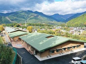 山あいの建物外観  