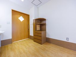 木目扉と収納の居室  
