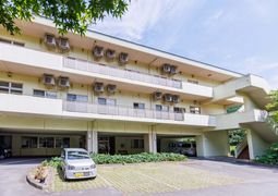 三階建ての建物外観  