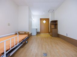 明るい居室のベッド  
