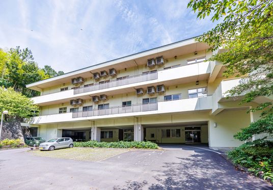 緑に囲まれた外観  