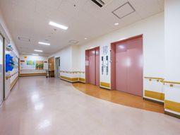 明るいエレベーター前の廊下  
