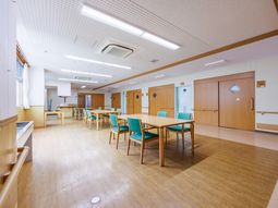 明るい食堂のテーブル席  