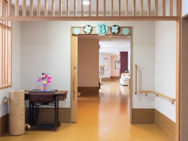 廊下の様子 廊下 手すりが備わった廊下は安全に配慮されています。開放感のある造りでリラックスした雰囲気です。