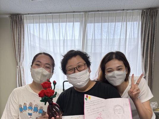 笑顔のスタッフ3人の居室  