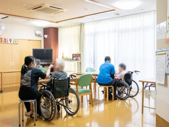 くつろぎのひと時リビング リビング 光が差し込む広々とした空間で、座ってリラックスできます。車椅子でも過ごしやすい環境です。