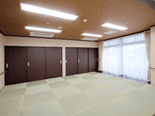 広々とした和室 和室 明るい自然光が差し込む広々とした和室です。落ち着いた環境でリラックスできます。