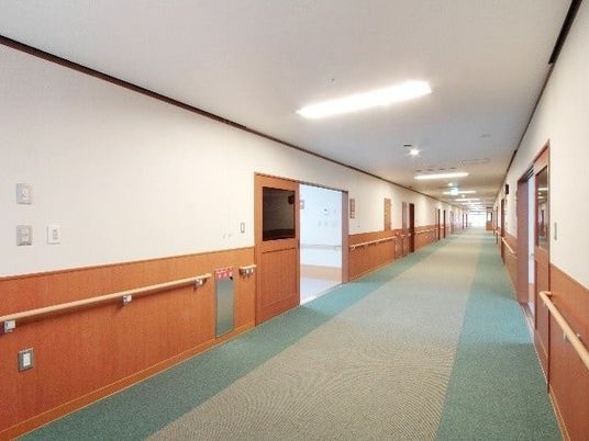 長い廊下  